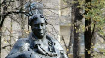 В Москве на рабочего упал кусок памятника Ивану Крылову