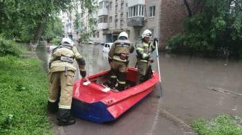 В Ростове-на-Дону спасатели сели в лодку, чтобы откачать воду из подъезда