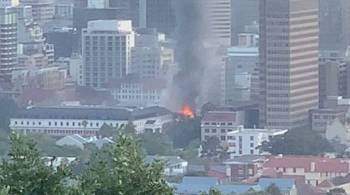 В столице ЮАР загорелось здание парламента