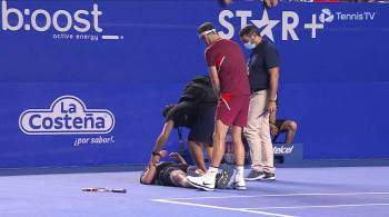 Американский теннисист во время матча рухнул на корт после судорог