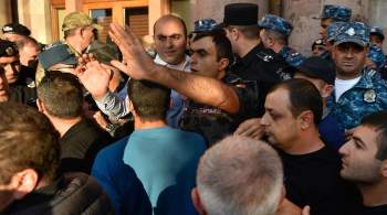 Протестующие в Ереване уходят от посольства России к дому правительства 
