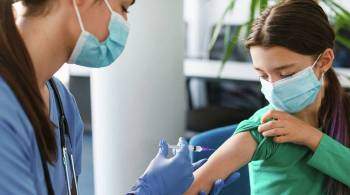 Кравцов прокомментировал идею вакцинации детей от COVID на базе школ