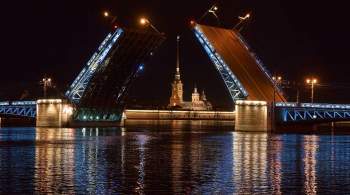 Подсветка в цветах триколора украсила Дворцовый мост в Петербурге