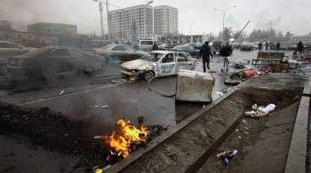 В центре Алма-Аты начали убирать сгоревшую технику