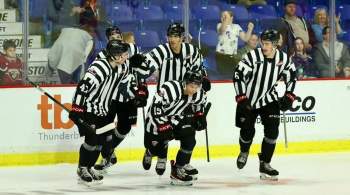 Хоккеисты WHL провели матч в судейской форме 