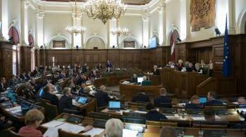 Непривитым депутатам сейма Латвии запретили участвовать в заседаниях