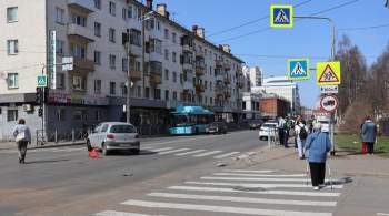 В Архангельске вылетевшая после ДТП на тротуар машина сбила трех пешеходов