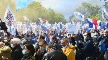 Протестующие против санитарных пропусков во Франции атаковали полицию
