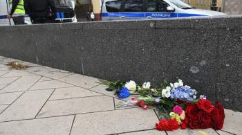 К израильскому посольству в Москве несут цветы 