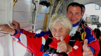  Уже погибала : 99-летняя пенсионерка водит танк и прыгает с парашютом