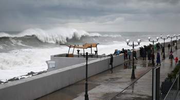 В Сочи из-за сильного шторма запретили проход на пляжи 