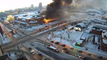 В Челябинске загорелись павильоны на территории ТРК 