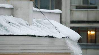 Женщина пострадала от падения снежной глыбы в центре Москвы