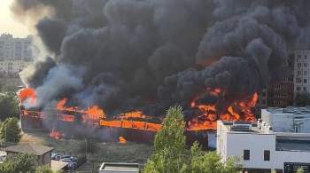 С территории горящего в Волжском рынка эвакуировали 153 человека
