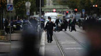 В Париже мужчина уже несколько часов удерживает в заложниках двух женщин