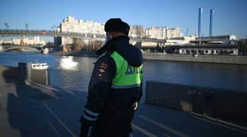 На Нагатинской набережной в Москве автомобиль упал в реку
