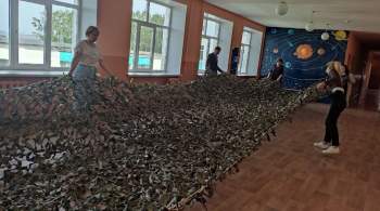 Учителя башкирского лицея плетут маскировочные сети для бойцов в зоне СВО