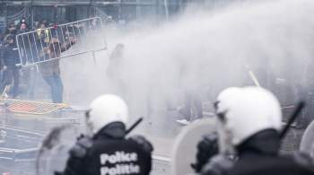 Полиция в Софии применила водометы против устроивших беспорядки болельщиков 