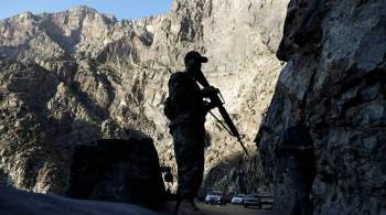 Талибы установили флаг на мосту, соединяющем Таджикистан и Афганистан