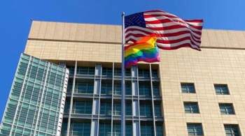 Посольство США вывесило на своем здании в Москве флаг ЛГБТ