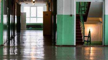 Сильный ветер повредил кровлю спортзала школы в Подмосковье