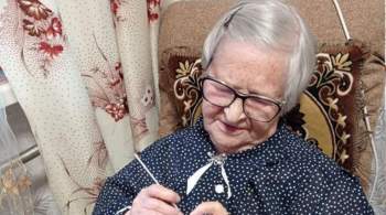 Жительница Карелии в свои 94 года вяжет носки для бойцов СВО 