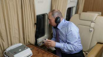 Путина засняли за работой на борту президентского лайнера