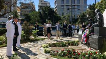 В Афинах возложили венки и цветы к памятнику советским воинам