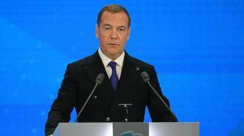 Медведев заявил, что у него нет дефицита общения в условиях пандемии