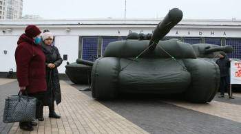 Украинский предприниматель выставил надувные танки в центре Киева