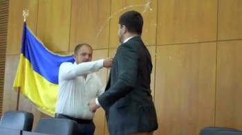 Мэр украинского города облил депутата от партии Зеленского мутной водой