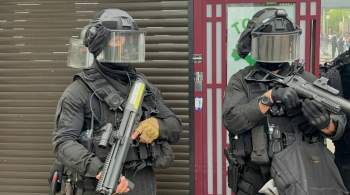 В Париже ночью ранили двух полицейских, сообщили СМИ