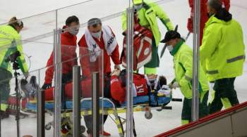 Хоккеиста сборной Белоруссии Лисовца увезли на каталке в игре со шведами 