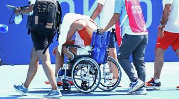 Испанская теннисистка покинула корт в Токио в инвалидном кресле: видео