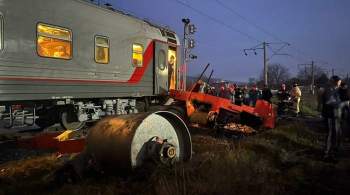 В Северной Осетии пассажирский поезд столкнулся с асфальтоукладчиком