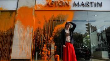 Экоактивисты распылили краску на витрину автосалона Aston Martin в Лондоне