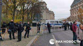 Трое журналистов пострадали во время протестов в Берлине, сообщили СМИ