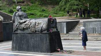 Российские дипломаты возложили цветы к братской могиле в Тбилиси