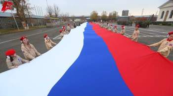 Стометровый российский флаг развернули на военной базе в Гюмри