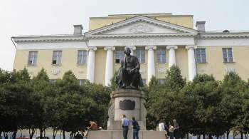 Москвичи несут цветы к зданию журфака МГУ, чтобы почтить память Засурского