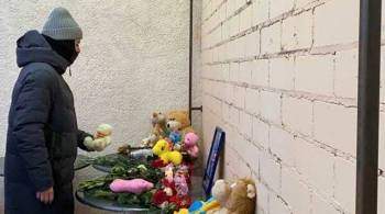 Жители Костромы несут цветы и игрушки к месту похищения убитой девочки