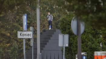 СМИ: неизвестный забрался на памятник в Варшаве и угрожает устроить взрыв 