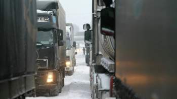На МКАД из-за снегопада застряли около семи тысяч большегрузов 