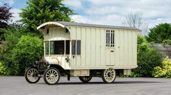 На аукцион в Великобритании выставили старинный дом на колесах