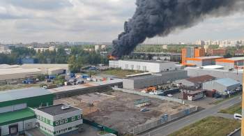В Петербурге потушили пожар в ангаре автосервиса 