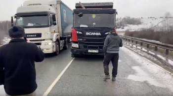Под Челябинском грузовик с отказавшими тормозами врезался в девять машин 