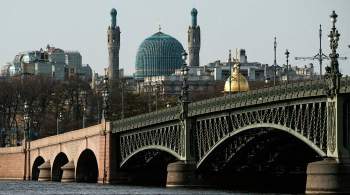 В Петербурге прогулочный теплоход въехал в Троицкий мост