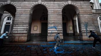 Экоактивисты облили фасад  Ла Скала  в Милане перед открытием сезона
