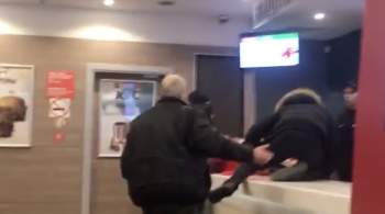 В Петербурге посетители KFC устроили погром из-за ведра курицы