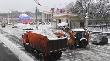 Службы Москвы продолжают ликвидировать последствия сильного снегопада